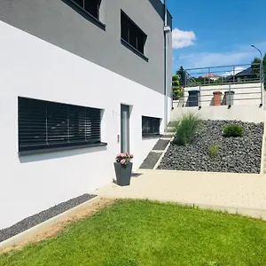 https://moderne-ferienwohnung-mit-terrasse-und-garten.com-bavaria.com